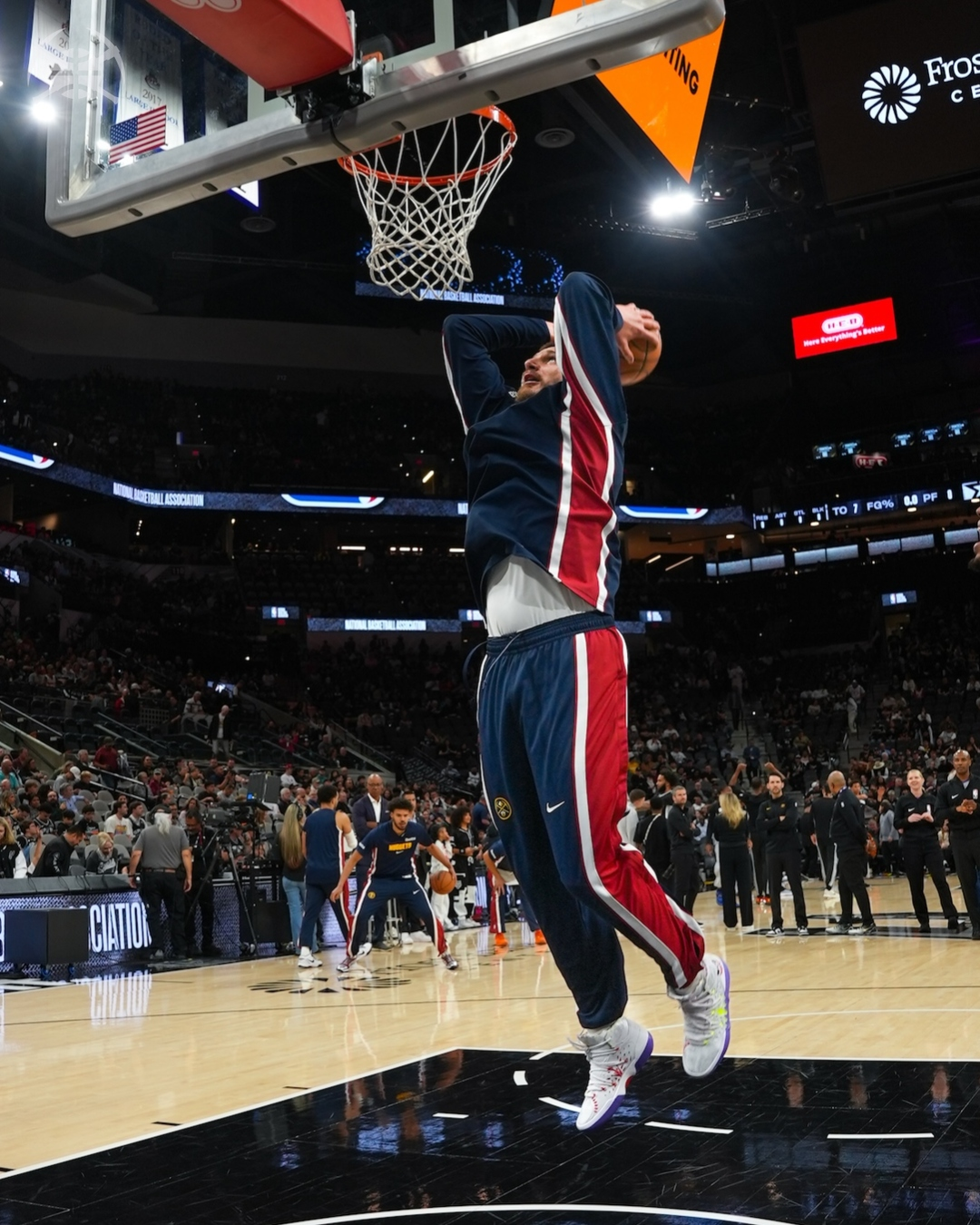 开云注册入口-20分逆转!约基奇31分20板12助攻掘金击败马刺,卡斯尔三双徒劳